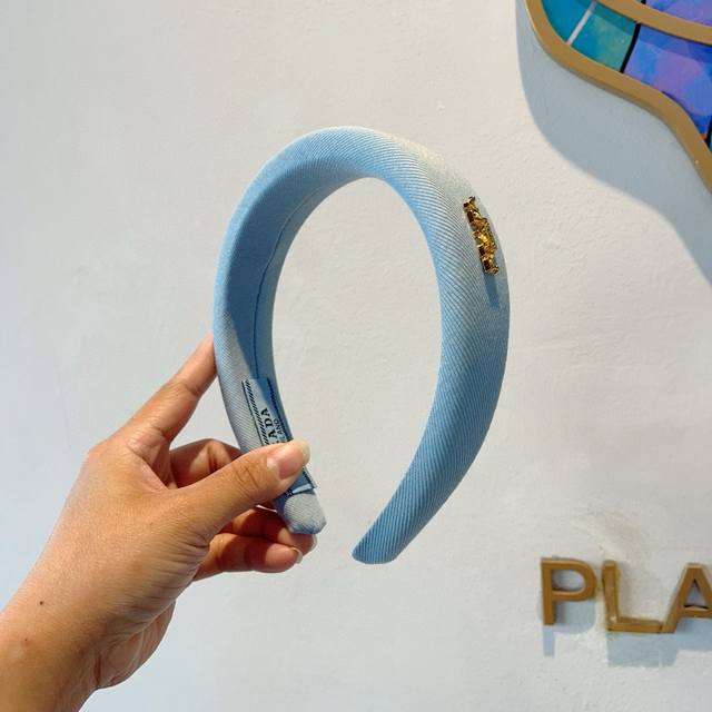 配包装 Prada 普拉达 新款潮流字母发箍 头箍 气质女神必备单品，非常百搭，时尚潮流款。多少可选