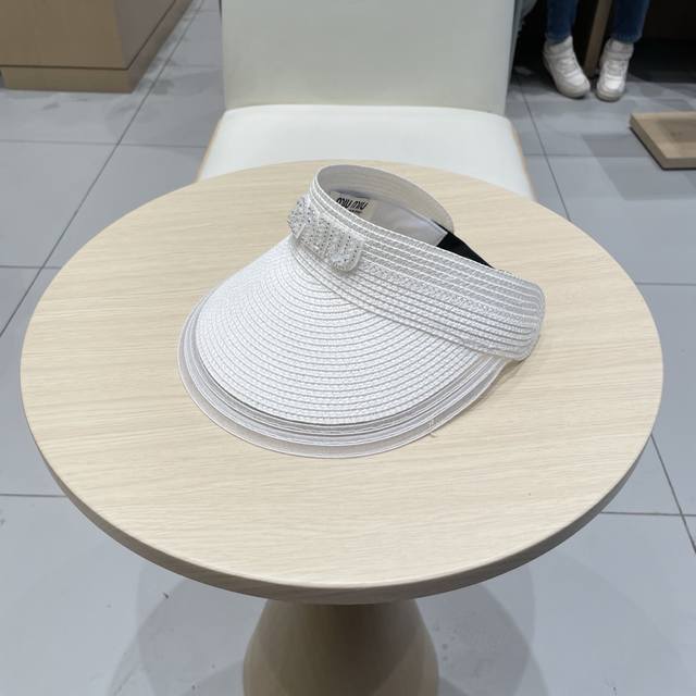 Miumiu 缪缪 夏季空顶帽，跑步遮阳防晒两不误，夏季必备单品，戴着不闷热，非常有活力的一款，超级无敌好看