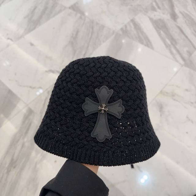 克罗心 新款桶帽～简约太好看啦！ 春夏氛围感满满！上身是美式甜酷风和帅气工装风碰到！简直高级到心坎上了也是潮人最爱