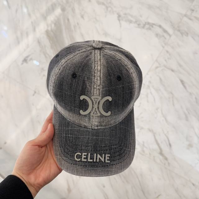 Celine思琳 新款牛仔蓝复古款棒球帽 旅游带它出去美美哒 中古款哟.这种帽子不容易撞款 现货