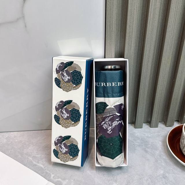 巴宝莉 新款五折手开晴雨伞 内里黑色涂层防晒有效阻隔紫外线99%，Upf 50 所以能起到伞下体感降温的效果！ 有效隔热 高效防晒 一把搞定，超轻全吕材质自重很