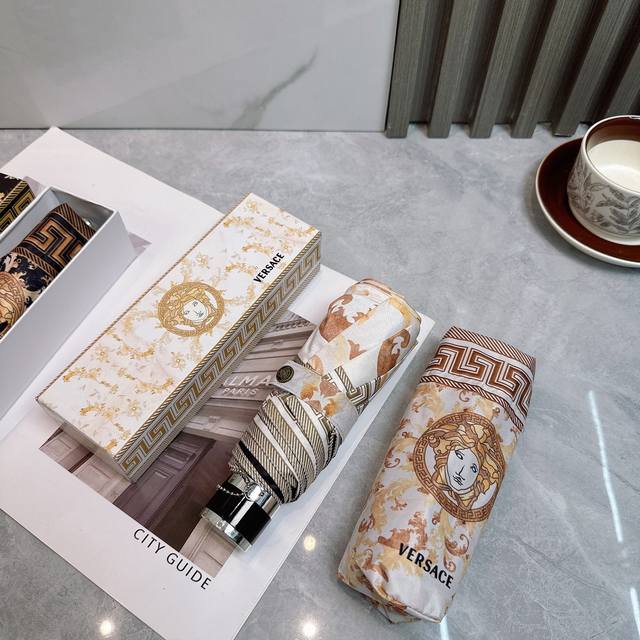 范思哲 Versace 五折防晒睛雨伞 25 夏季新款 全自动折叠晴雨伞 内里黑色涂层防晒有效阻隔紫外线99%，Upf 50 所以能起到伞下体感降温的效果！ 有