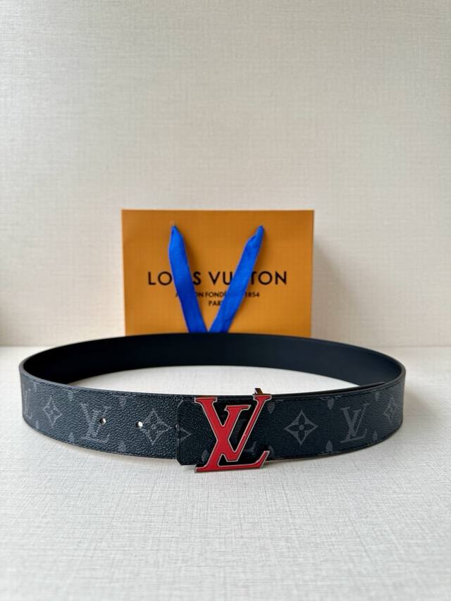 特 4.0宽 Lv Pixel 双面腰带为经典搭扣注入潮流新意，令标志性 Lv 字母胶扣映现立体像素效果。Monogram 帆布和素净皮革切换两式风尚