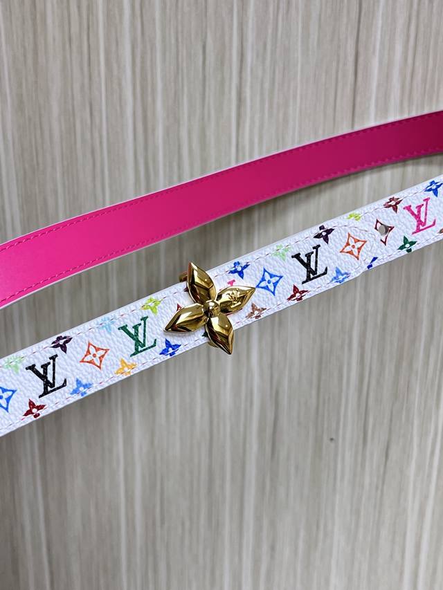 特 2.0Mm，当季新款，Ison与日本知名艺术家村上隆的最新合作中诞生了Lv X Tm Mini Flowergram可翻转腰带。这款时尚配饰展示了Monog