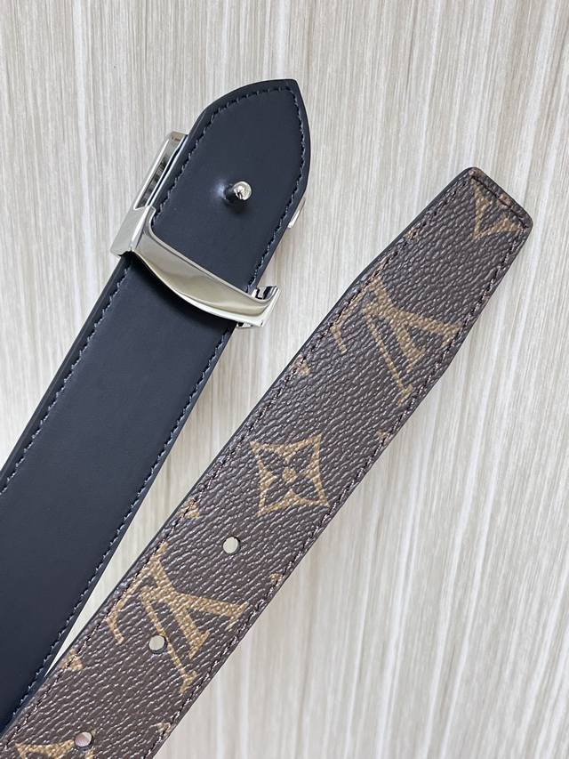 特 双面腰带选用 Monogram 帆布和 Monogram 压纹皮革演绎两式风尚，以宛若珠宝的柔美搭扣致意 Monogram 花卉，可为各式造型注入典雅风采。
