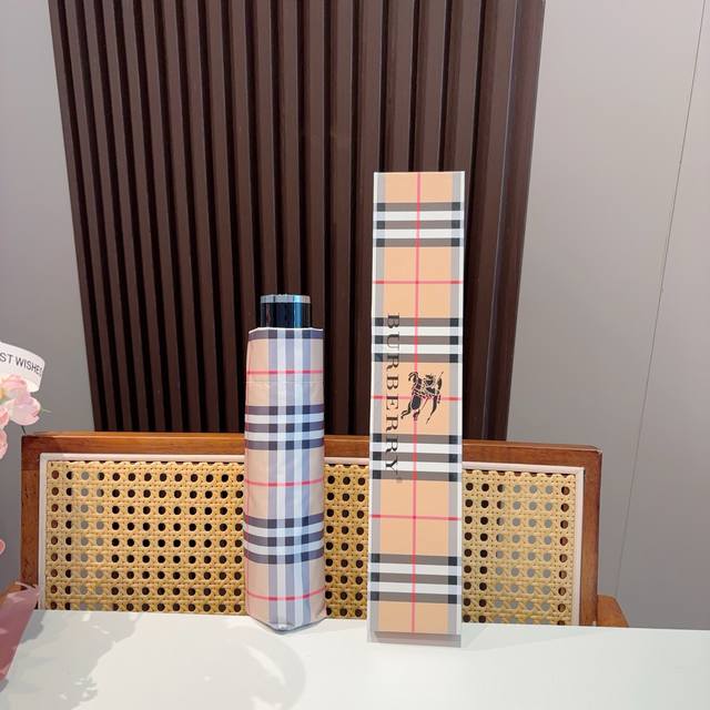 Burberry 巴宝莉 三折手开折叠晴雨伞 年度巅峰之作 经典 高雅 时髦 这就是被称为英国Burberry风格所在 巴宝莉晴雨伞特别值得骄傲就是其超强的防晒