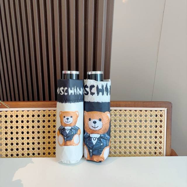 Moschino 莫斯奇诺 五折手开伞设计师Franco Moschino以自己的名字命名的一个意大利品牌，创立于1983年，风格高贵迷人、时尚 可爱又不失优雅