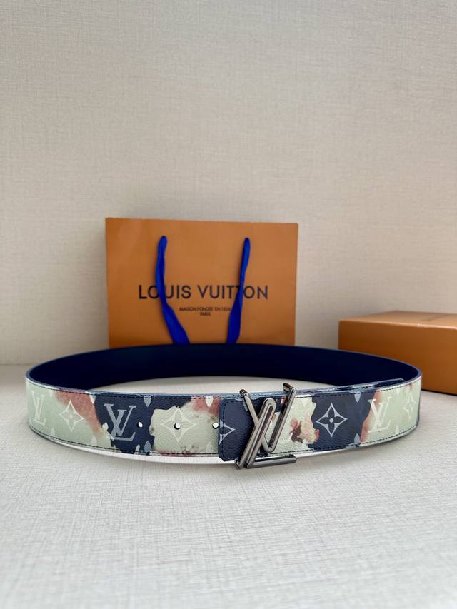 特 本款4.0宽Lv Initiales 双面腰带拼接 Monogram Eclipse 帆布和素净牛皮革，搭配抛光 新款字母搭扣，以沉稳格调吸引品牌爱好者目光