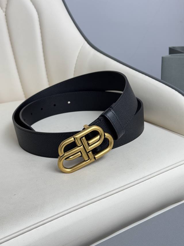 特 巴黎世家 Balenciaga 宽度3.5Cm 是法国的奢侈品牌，作为时尚界最具影响力品牌之一的地位。设计师源于：都市时尚潮流独特的设计风格，采用进口小牛皮