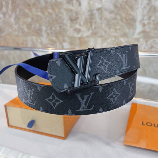 特 Lv Dimension 40 毫米双面腰带 Lv Dimension 双面腰带将创意传承与华美街头风范共冶一炉，彰显创意总监 Pharrell Willi