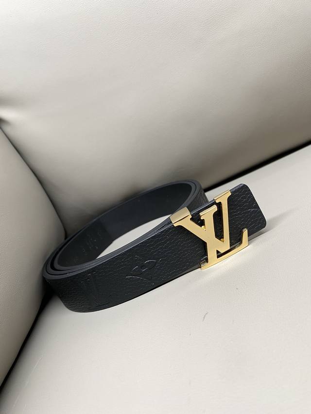 特 3.0宽度 荔枝压花 不车线本款 Lv Iconic 双面腰带拼合 Monogram Empreinte 皮革和柔软牛皮革，与路易威登皮具系列单品搭配相宜。