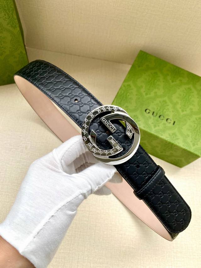 特 宽度4.0Cm Gucci 互扣式双G带扣腰带，采用热压印技术的Gucci Signature蓝色皮革精制而成，触感厚实，印花图案清晰分明。