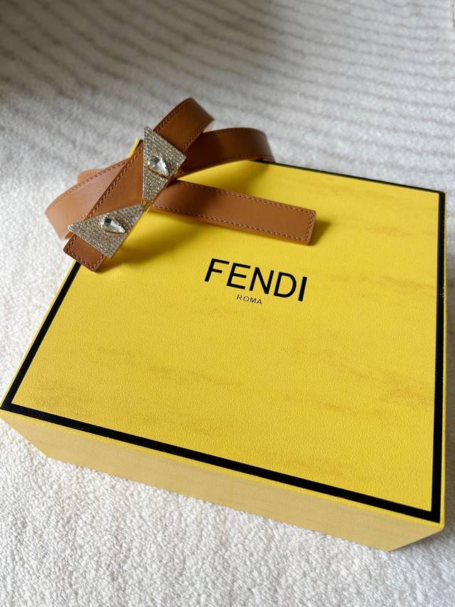 特 Fendi 芬迪 女士小腰带 宽2.0Cm 头层全粒面牛皮内衬磨砂皮 独特造型五金搭扣