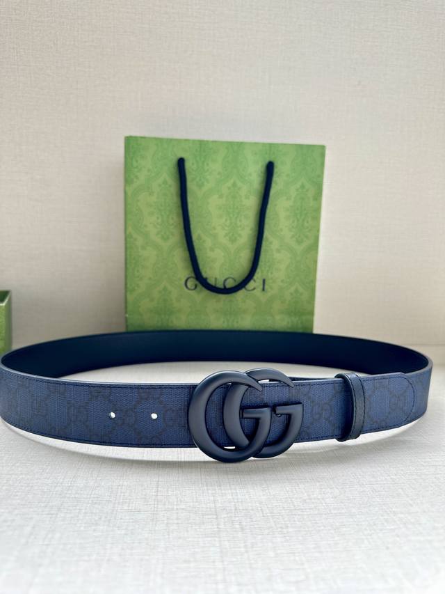 特 Gucci 腰带宽度3.8Cm 每一季，品牌典藏设计中的标志性元素都会吐故纳新，为经典注入新意。Guccio Gucci字母交织图案巧妙融入纹理和材质，以印
