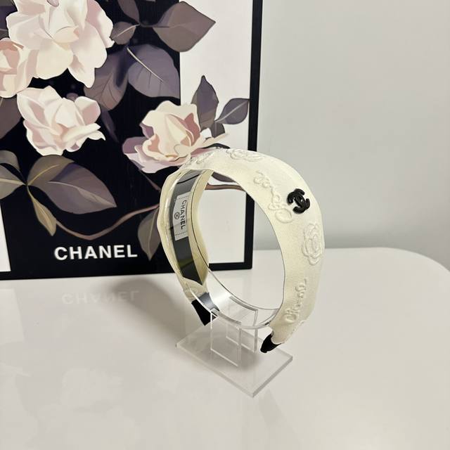特 配专柜包装 Chanel 香奈儿 最新山茶花发箍 小仙女快入手 特殊材质 不嘞头 可盐可甜～