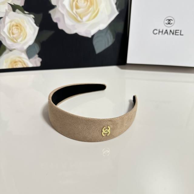 特 配专柜包装 Chanel 香奈儿 最新官网丝绒发箍 官网同款 小仙女快入手 特殊材质 不嘞头 可盐可甜～