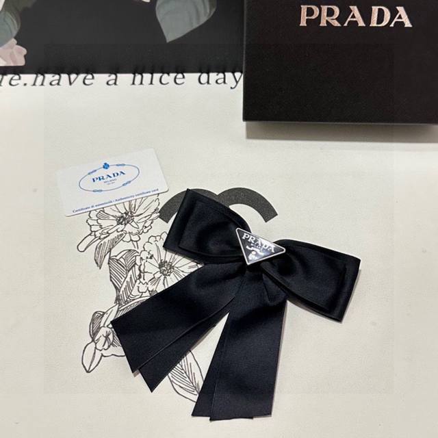 特 配专柜包装 Prada 普拉达 最新蝴蝶结中古五金发夹# 信我！人手必备的单品 这件必须买 洋气神仙颜值 小仙女要收了它，谁戴谁好看～