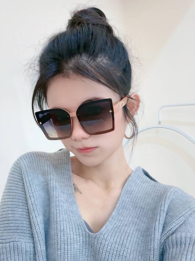 Lv 2025新款女士方框太阳眼镜 开车墨镜 新款太阳镜 时尚大方 舒适轻盈 精致奢华 超轻 型号：L7 5