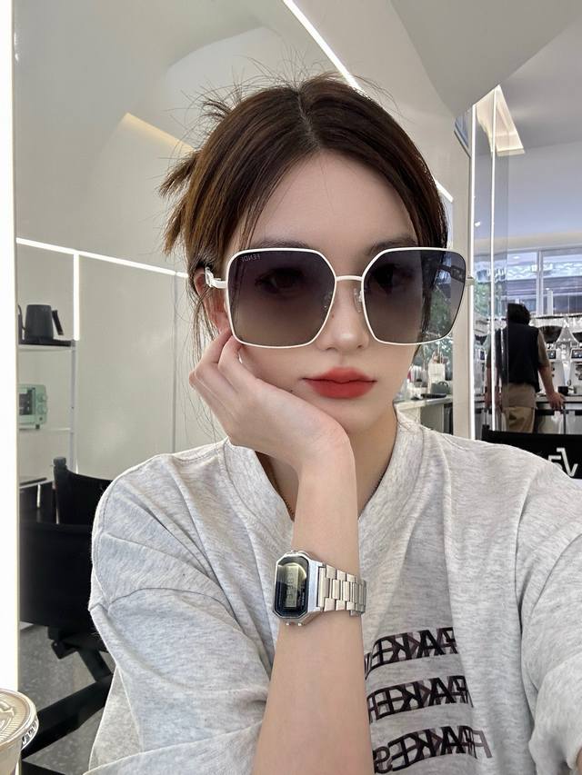 Fendi 偏光系列 2025新款偏光太阳镜 款式多 。 经典的方框设计，不挑脸型，无论搭配大衣还是连衣裙都非常显气质 偏光镜片预防紫外线配5126