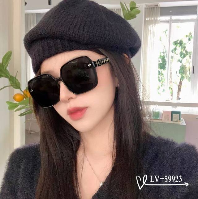 路易威登-Lv . 宝丽来树脂镜片 . Tr镜架轻便佩戴舒适 . Size：65-13-145 . 新款太阳镜减轻强光负担，明星同款，遮挡有害光线防辐射，出行旅