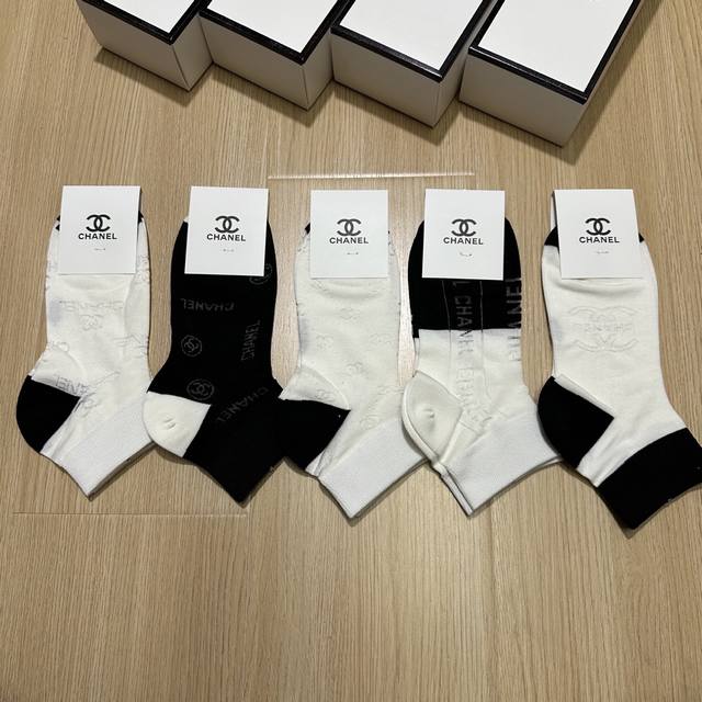 特 Chanel 香奈儿Ch新品网红女款袜子 一盒五双 冰丝材质，冰凉透气舒适，超级Nice超火爆小单品，大牌出街，潮人必备超好搭