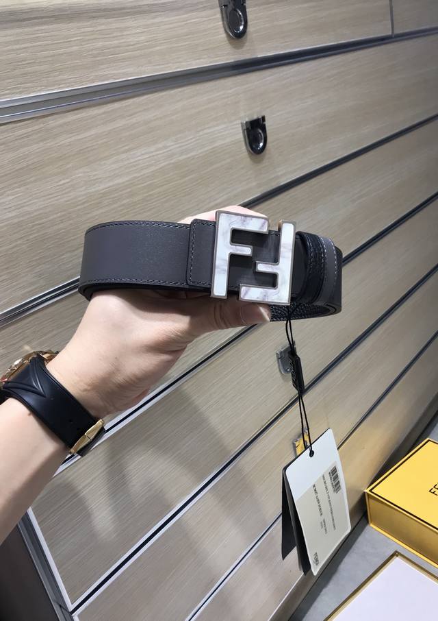 新款 Fd 宽38Mm 支持Nfc 芯片扫描，标志造型Ff寓意“發發”皮带，原版双层双色F铆钉扣，进口原版柠檬黄色荔枝牛皮配制小牛皮底 制成，镀金表面金属制品，