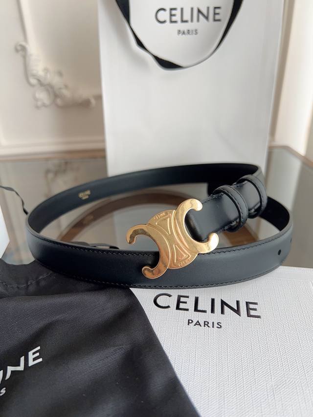 赛琳 Celine女士皮带，小牛皮质感搭配独特凯旋门扣，颜色雅黑色 宽2.4Cm 低调中暗藏奢华，轻松点亮穿搭 。手工缝制