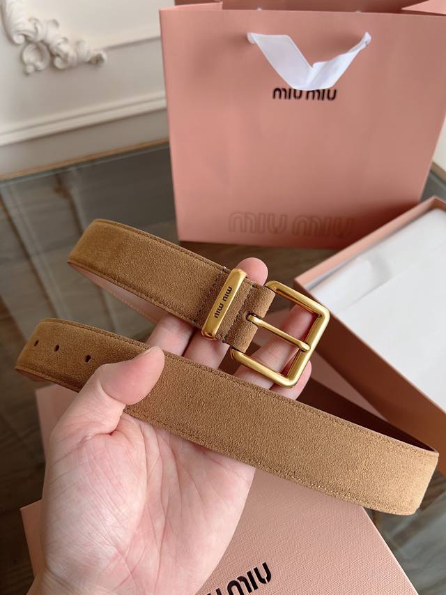 miumiu 宽度3.5Cm 编号5Cc536 双面头层小牛皮材质，皮料柔软舒适 背面原版钢印Logo。 精细的做工，搭配纯铜扣头