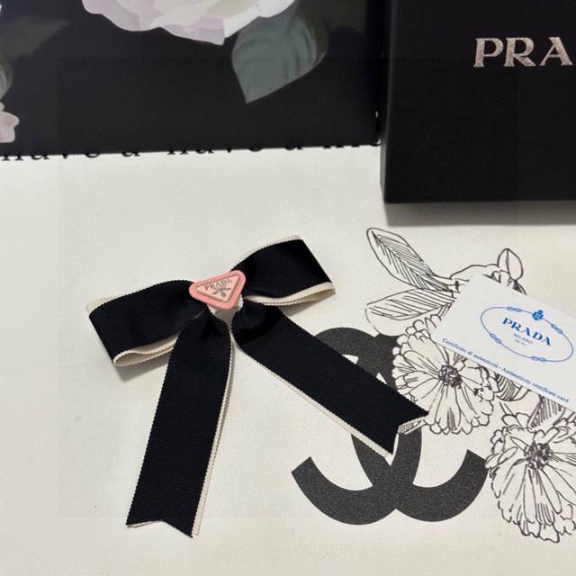 特 配专柜包装 Prada 普拉达 最新蝴蝶结五金发夹# 信我！人手必备的单品 这件必须买 洋气神仙颜值 小仙女要收了它，谁戴谁好看～