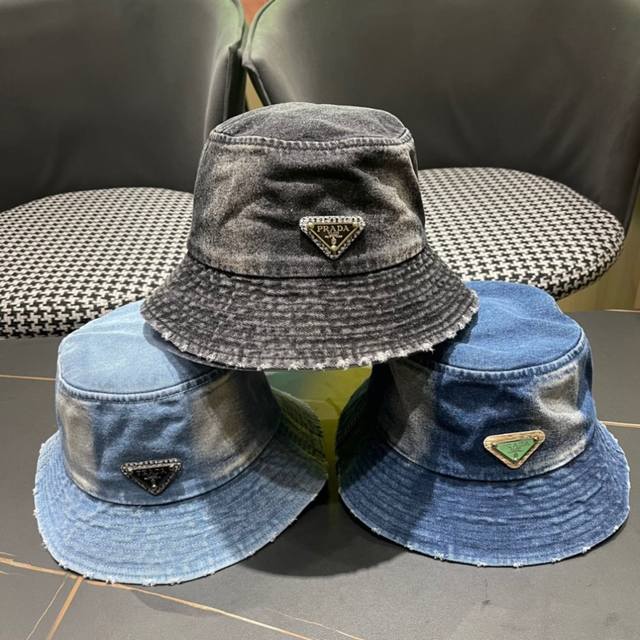 Pr Da 普拉达牛仔布三角渔夫帽 洗水牛仔色，秀场同款，面料柔软舒适 百搭休闲款，闭眼入！