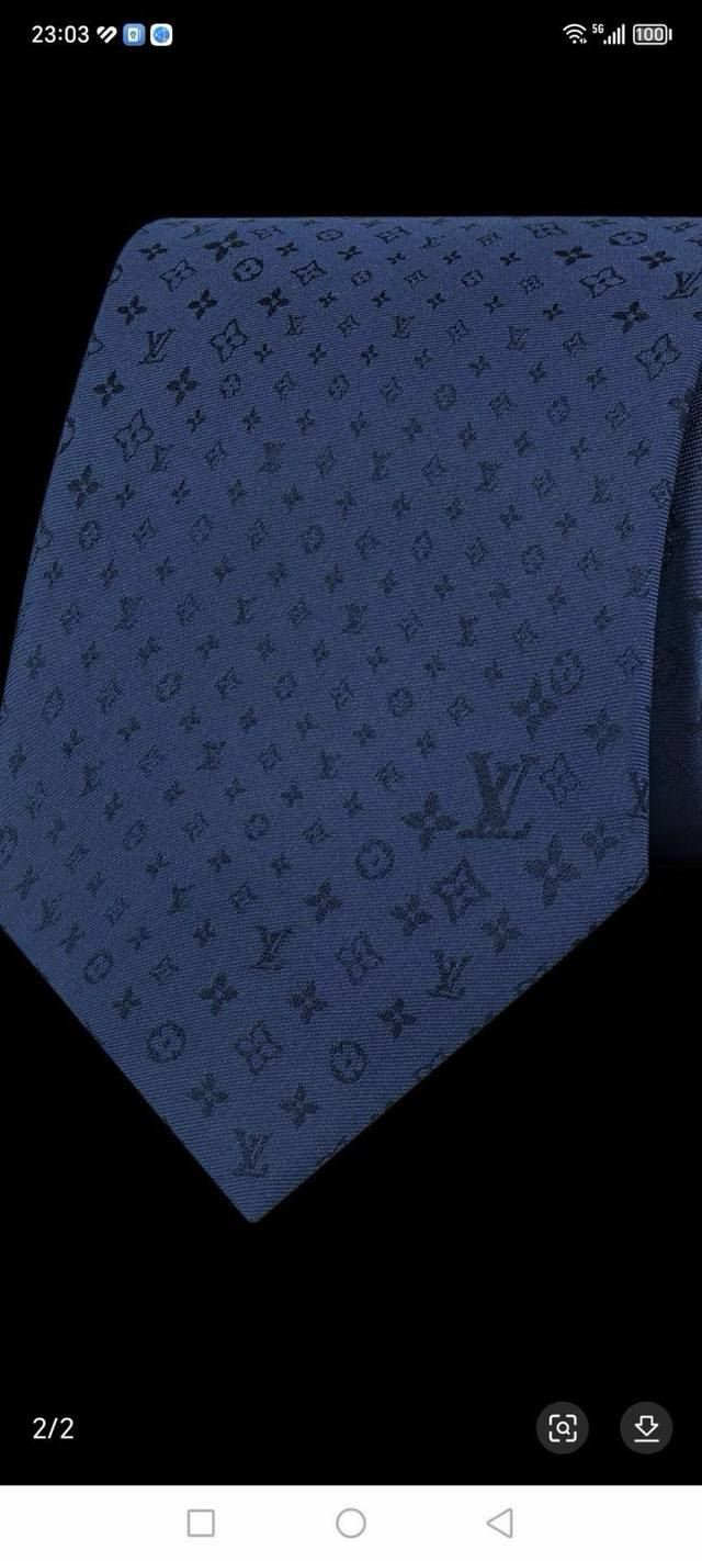 专柜同歩精致的小Logo暗纹提花，低调奢华大气的配色，这款领带将Lv标志性的Damier图案以同色调手法演绎的更显雅致风范。让男士可以充分展示自己个性。100%