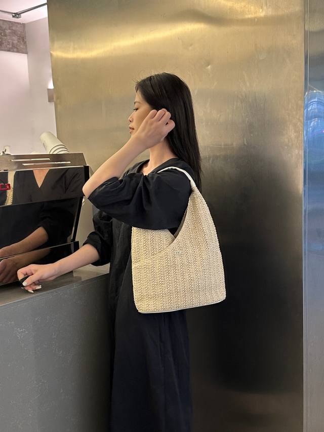 P Miumiu编织包，夏日搭衣必备，规格 高32*宽30*厚10，手柄20Cm