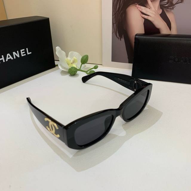Chanel 香奈儿 金属Logo墨镜 欧美时尚高端防紫外线太阳镜 出行驾驶遮阳眼镜！