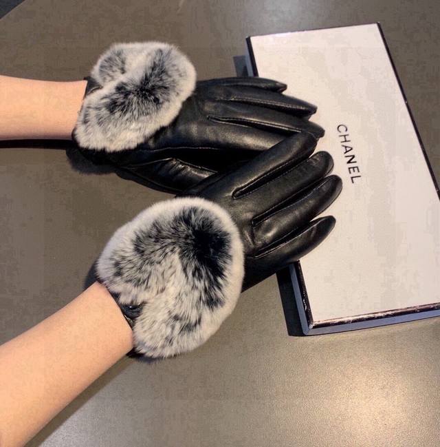 Chanel 香奈儿爱心秋冬懒兔毛羊皮手套手机触屏，值得对比同款不同品质，秒杀市场差产品，进口一级羊皮懒兔毛内里加绒 经典不过时款.喜欢可以入手了，这种品质的今