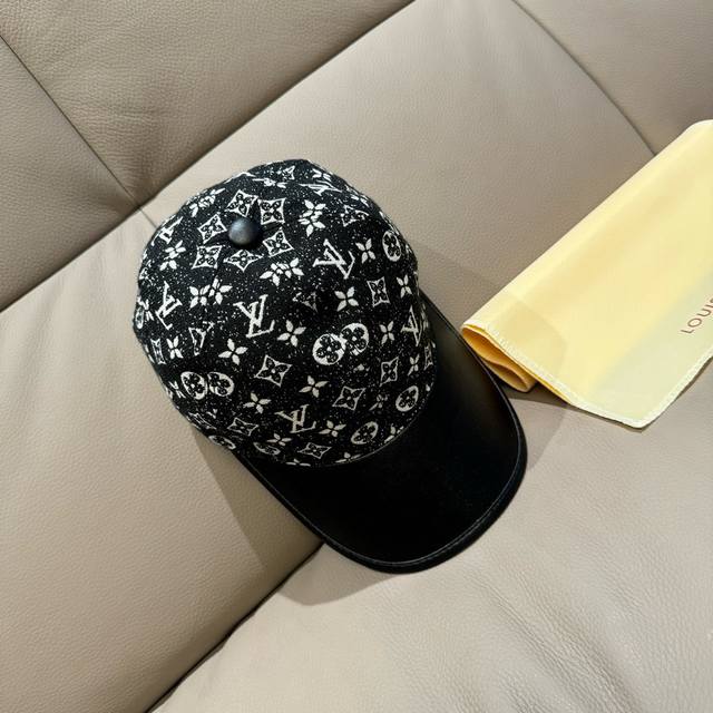 配盒子布袋，Lv 路易威登 新款原单棒球帽，牛皮拼接，1:1开模订制，原版牛仔布料，做工细致完美，质量超赞，基础头围56，贴片可调节。
