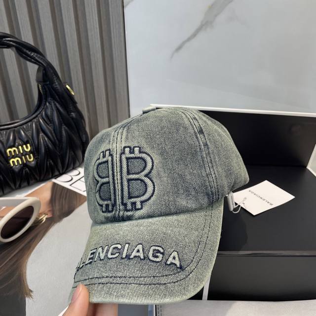 特批 巴黎世家新款洗水牛仔棒球帽，很酷的色系，男女佩戴都有不同Style，第一批抢先出货