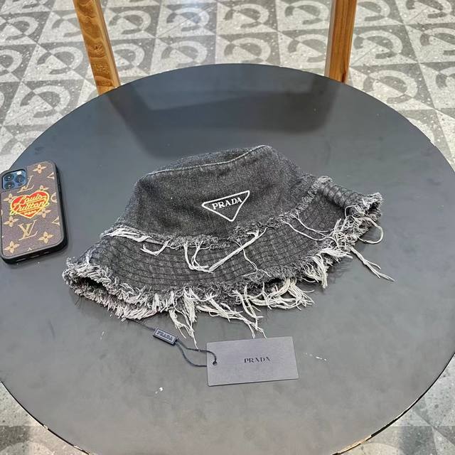 Prada普拉达 新款牛仔做旧款渔夫帽，男女款又好搭配，出街单品