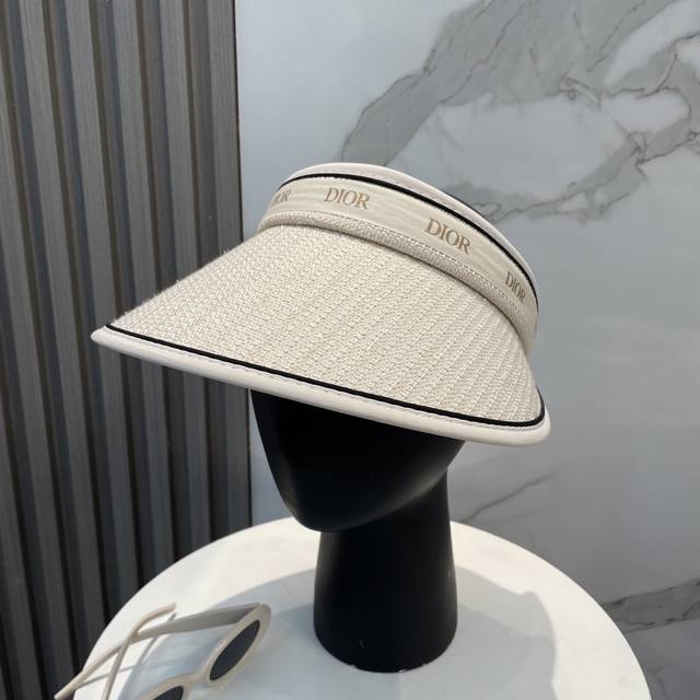 迪奥Dior新款空顶帽 看一眼就会爱上的遮阳帽，夏天的你需要一顶与众不同的帽子去眼压群芳，这款气质空顶帽就很适合！
