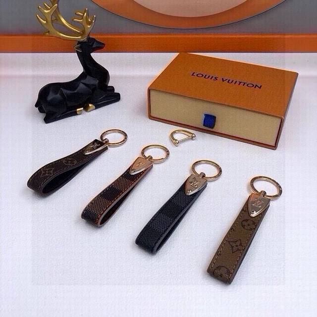 元配送图片原版包装 Louis Vuitton 盾牌 钥匙扣 汽车挂件 包包挂件 双挂套装 钥匙圈刻有Louis Vuitton标志 顶级进口Pu材质 五金为进