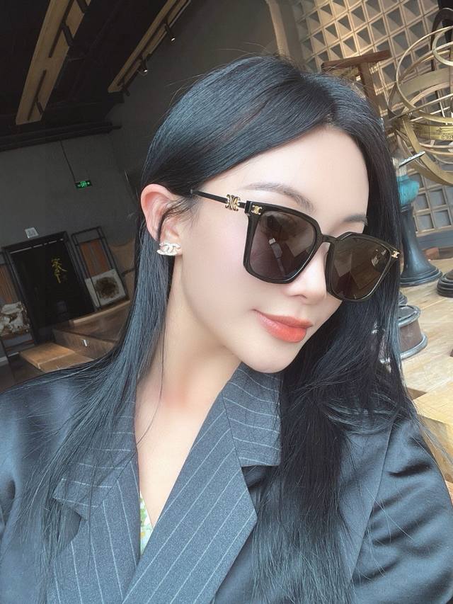 Celine 赛琳 小红书爆款 徽标巧妙的金属装饰 简单的框型 随手一戴 尽显潮流高贵与奢华 6色