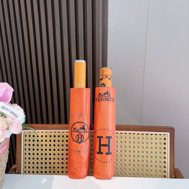 爱马仕 HermèS 极品H家三折自动伞重磅呈现 以其精湛的工艺技术和源源不断的想像力 新涂层技术伞布 带来令人惊喜的遮光效果 让防晒及隔热性能更优保障 伞骨的