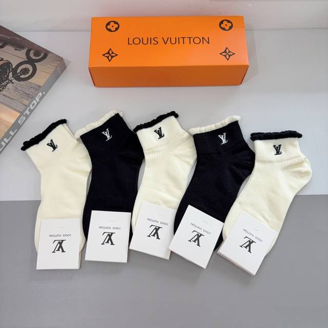配包装 一盒5双 Lv 路易威登 ，新款刺绣纯棉袜子 经典字母Logo船袜，个性时尚百搭款，！超柔软材质，舒适透气，时尚百搭款
