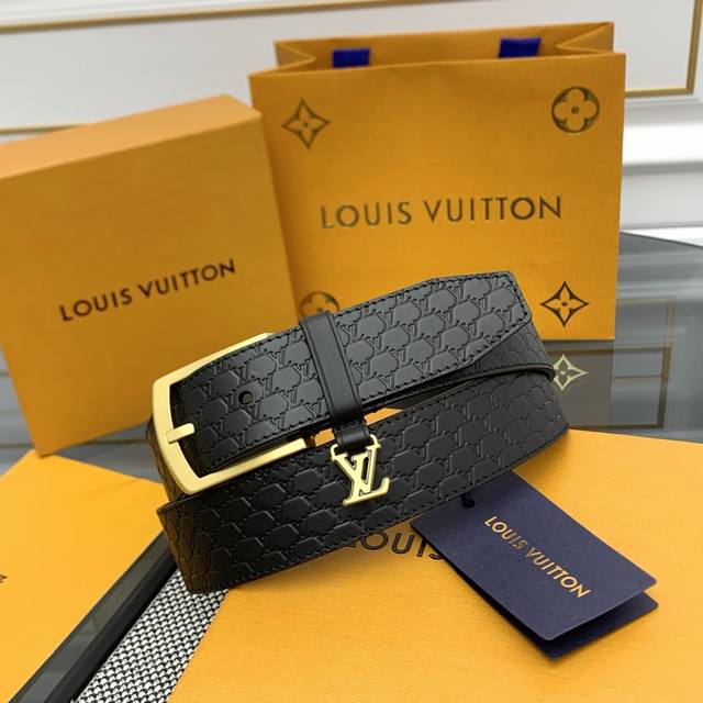 everyday Pin 腰带为光滑皮革融入路易威登铭纹黄铜搭扣，再将精巧 Lv Initiales 装饰悬挂于束带圈之下。醒目缝线聚合视觉焦点，可轻松升级正装