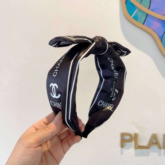 配包装 Chanel 香奈儿 网红新款蝴蝶结小香宽版发箍，香奶奶头箍，复古头箍，网红爆款推荐 超精致，时尚百搭！
