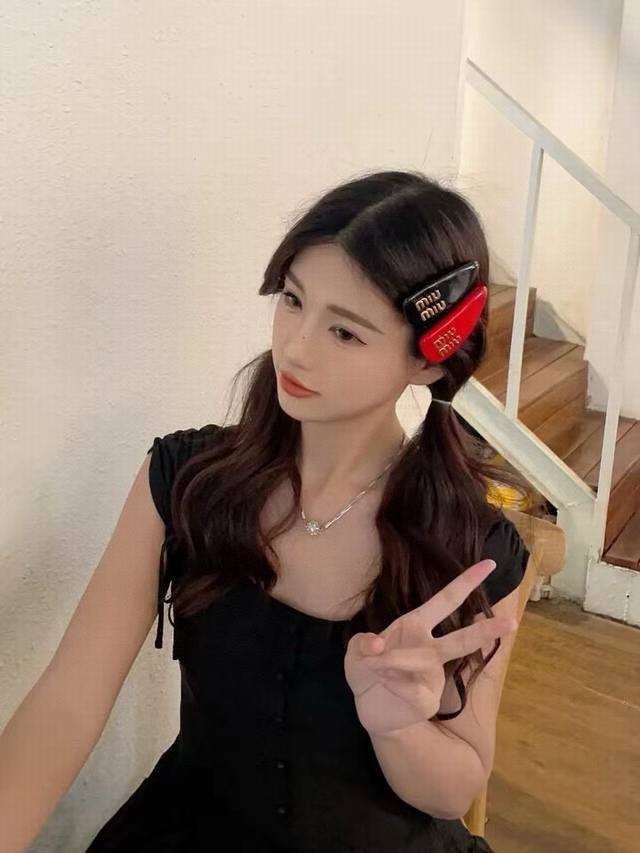 配包装盒 单个 Miumiu字母发夹刘海夹，李湘女儿王诗龄同款。简单优雅，实用百搭，值得入手！