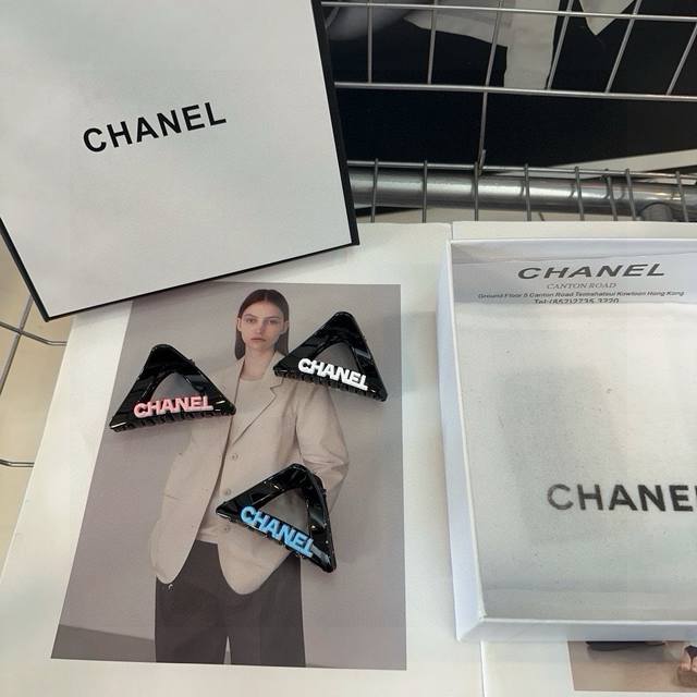 配包装盒 单个 Chanel 香奈儿 最新小香小抓夹．简单实用，时尚潮流！小仙女必备