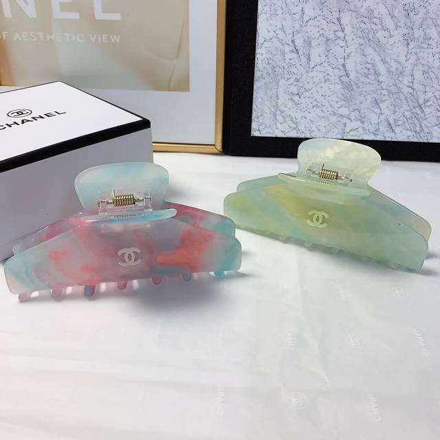 Chanel小香 Chanel发夹 幻彩醋酸简约Logo抓夹 气质百搭 日常精致小单品 小仙女必入单品 宝藏款 闭眼入推荐款 单个