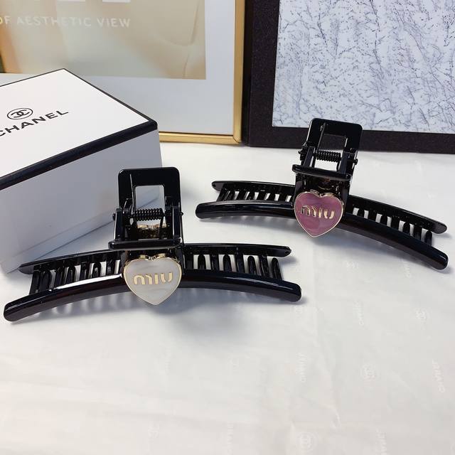 Miumiu缪缪 Miumiu发夹 新款爱心抓夹 气质百搭 日常精致小单品 小仙女必入单品 宝藏款 闭眼入推荐款 单个配发箍盒