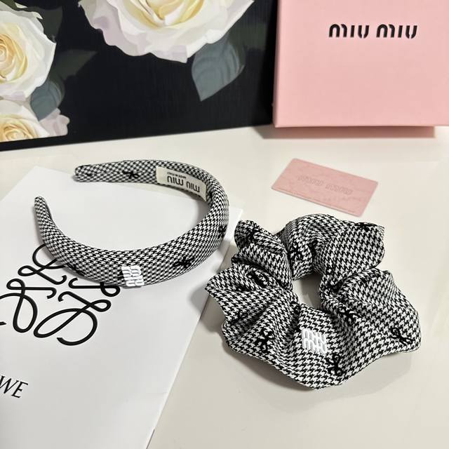 特 两件套 配专柜包装 Miumiu 缪缪 最新爆款来啦两件套发箍发圈 优雅的Girl值得入手 非常好搭配 气质有品位 建议两个一齐佩戴 神奇的仙