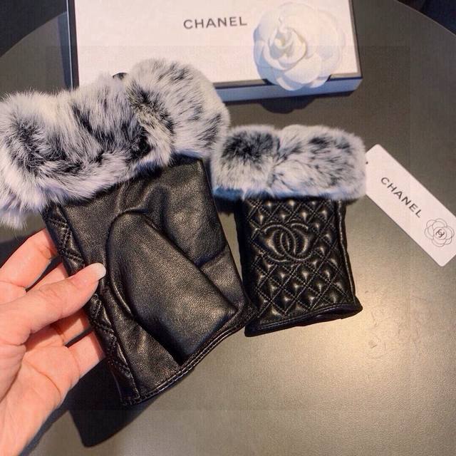 Chanel 香奈儿秋冬短款懒兔毛棱格手套值得对比同款不同品质，秒杀市场差产品，进口一级羊皮懒兔毛内里加绒 经典不过时款.喜欢半指可以入手了，这种品质的今年用了